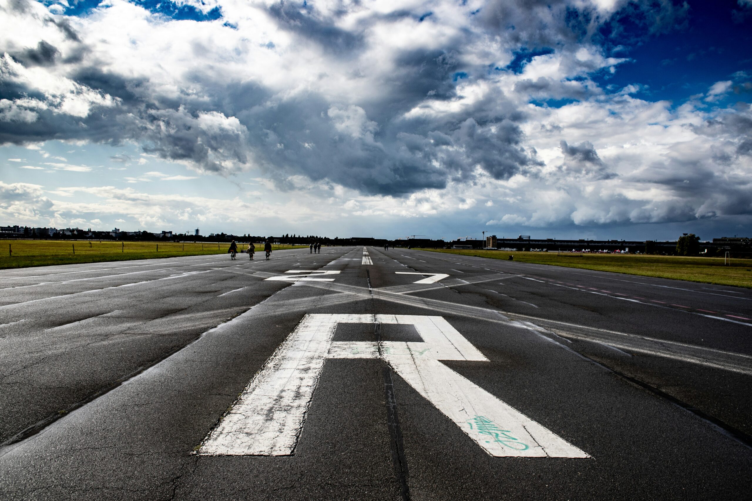Burnham withholds Heathrow backing as runway faces 2039 target
