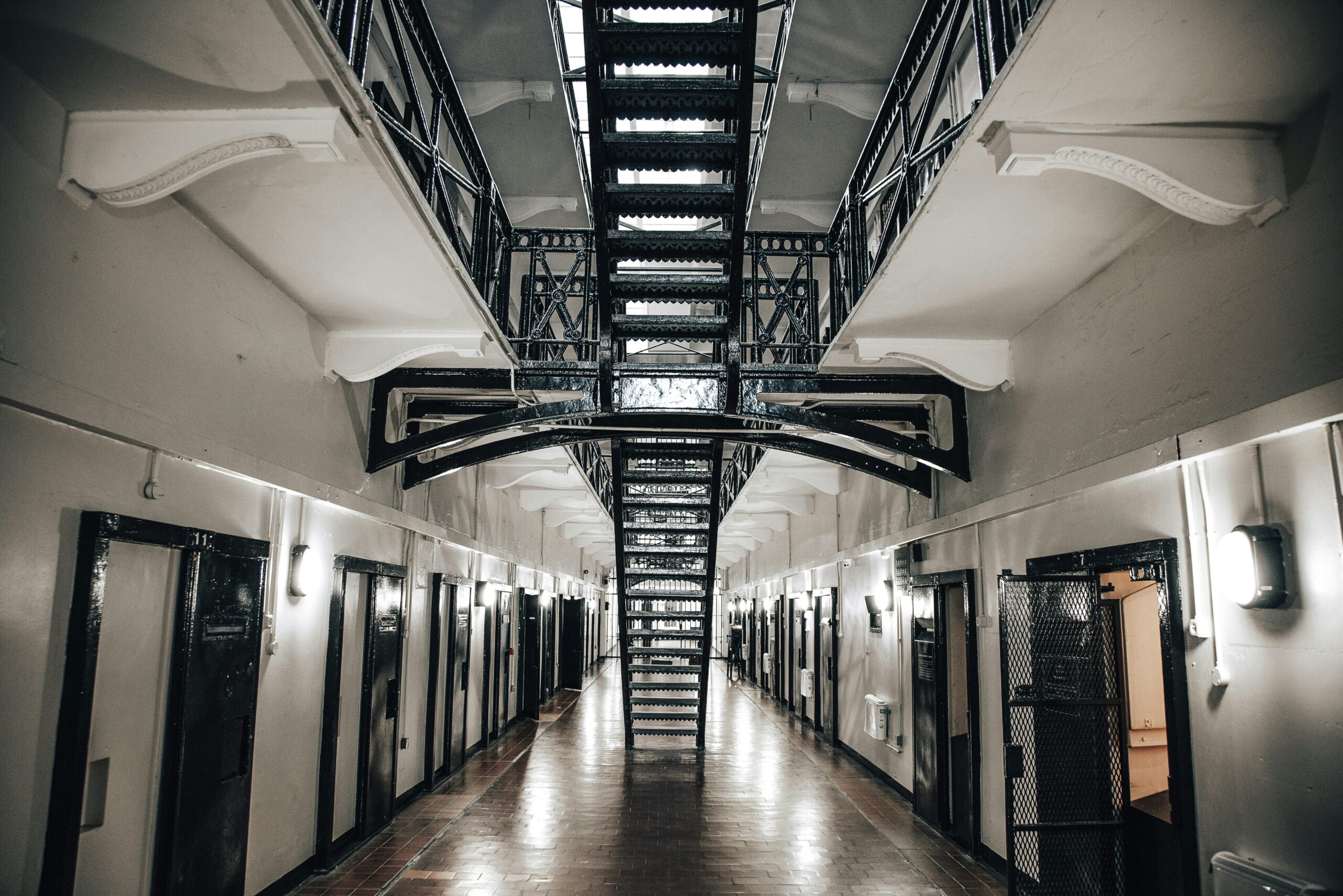 Thousands of prisoners freed early without tags